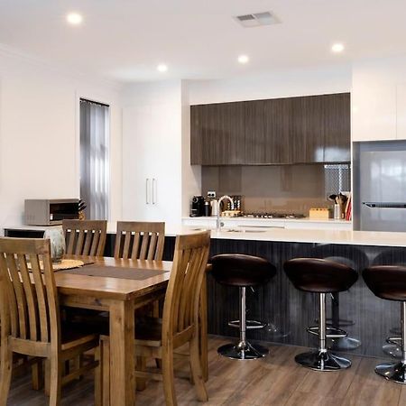 Luxury Home In Christies Beach With King Bed, Nbn, Netflix, 3Bed 2Bath מראה חיצוני תמונה