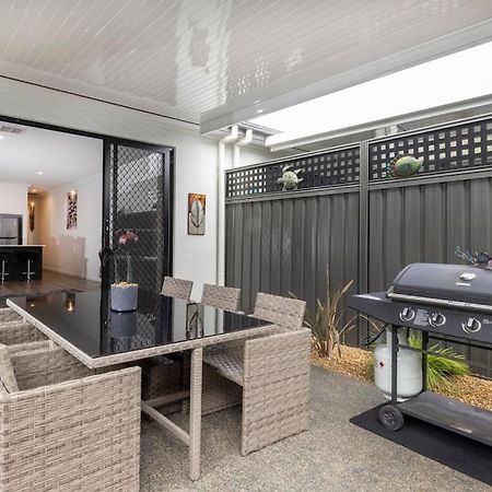 Luxury Home In Christies Beach With King Bed, Nbn, Netflix, 3Bed 2Bath מראה חיצוני תמונה