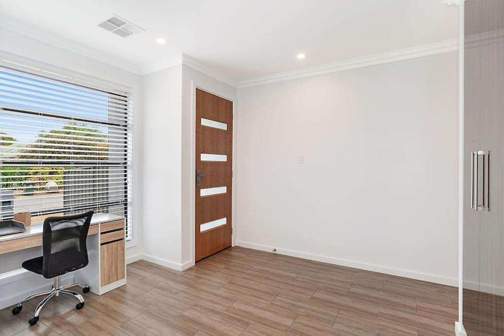 Luxury Home In Christies Beach With King Bed, Nbn, Netflix, 3Bed 2Bath מראה חיצוני תמונה