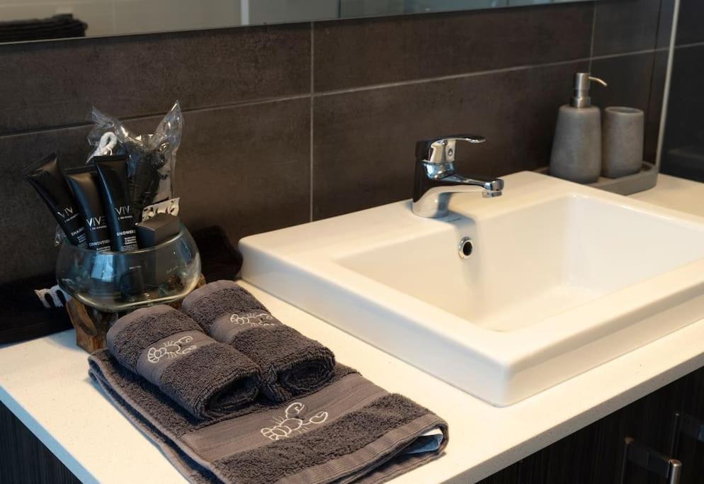 Luxury Home In Christies Beach With King Bed, Nbn, Netflix, 3Bed 2Bath מראה חיצוני תמונה