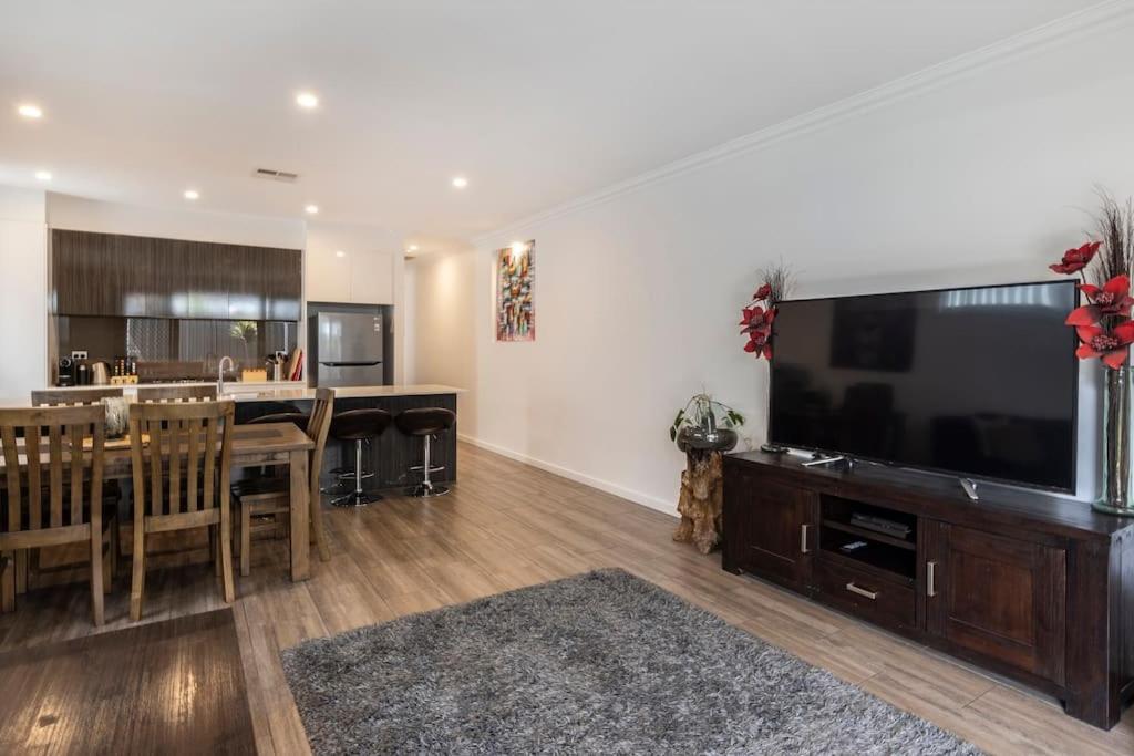 Luxury Home In Christies Beach With King Bed, Nbn, Netflix, 3Bed 2Bath מראה חיצוני תמונה